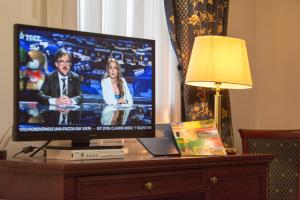 Televiisor ja/või meelelahutuskeskus majutusasutuses Hotel Leonardo