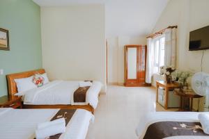 Postel nebo postele na pokoji v ubytování Nam Đông hotel