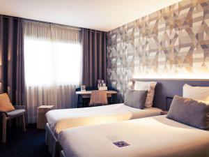 Postel nebo postele na pokoji v ubytování Mercure Lyon Charbonnières + 37 fotografií