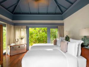 Raffles Maldives Meradhoo客房内的一张或多张床位