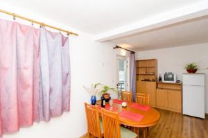 Kuchyň nebo kuchyňský kout v ubytování Apartments Žuronja