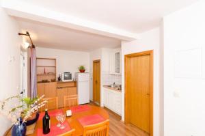 Kuchyň nebo kuchyňský kout v ubytování Apartments Žuronja