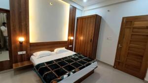 Llit o llits en una habitació de Homlee Ayodhya