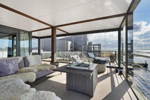 una sala de estar con un sofá y una mesa en Villa Super VIP - 4 Pers met jacuzzi - Villa 7, en Ouddorp