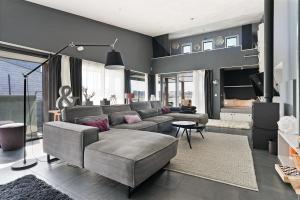 sala de estar con sofá gris y TV en Villa Super VIP - 4 Pers met jacuzzi - Villa 7, en Ouddorp 33 fotos más