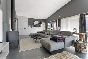 Et opholdsområde på Villa Super VIP - 4 Pers met jacuzzi - Villa 7 + 33 billeder