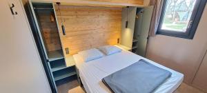 罗卡马杜尔Camping les Campagnes的小房间的小卧室配有床