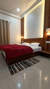 Llit o llits en una habitació de Homlee Ayodhya