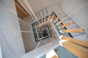 een wenteltrap met een bloem in een spiegel bij Dali Qiyu Half Hill Seaview Villa - Erhai Branch in Dali