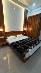 Llit o llits en una habitació de Homlee Ayodhya