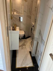 ein Badezimmer mit Toilette und Waschbecken in der Unterkunft Studio apartment&Airport- free WiFi - Netflix - close by Chopin Airport in Warschau