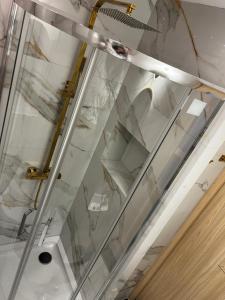 eine Glastreppe in einem Raum mit einer Decke in der Unterkunft Studio apartment&Airport- free WiFi - Netflix - close by Chopin Airport in Warschau