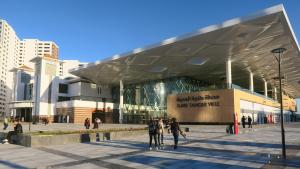 タンジェにあるHilton Tanger Penthouse 17の建物の外に立っている人々のグループ