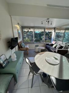 a living room with a table and a couch at Magnifique T2 Athena in Bandol