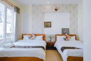 Postel nebo postele na pokoji v ubytování Nam Đông hotel