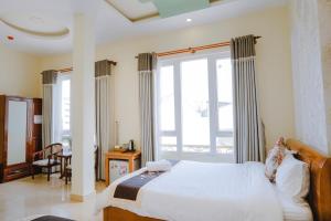 Postel nebo postele na pokoji v ubytování Nam Đông hotel