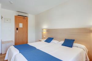 Postel nebo postele na pokoji v ubytování Bluewater Hotel