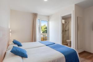 Postel nebo postele na pokoji v ubytování Bluewater Hotel