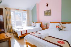 Postel nebo postele na pokoji v ubytování Nam Đông hotel