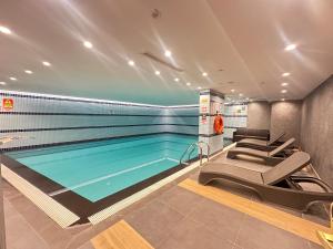 Bazén v ubytování Maywood Hotel nebo v jeho okolí