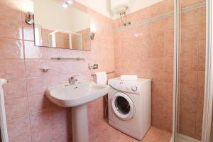 a bathroom with a washing machine and a sink at Casa Isabel a Otranto in Otranto