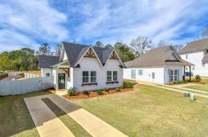 una casa blanca con una valla y un patio en Cottage on the Plains, en Auburn