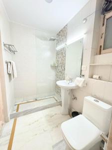 リシケーシュにあるLuxury 2 Bedroom's Appartmentのトイレと洗面台を備えた白いバスルーム +29枚の写真
