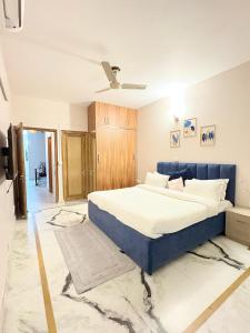 リシケーシュにあるLuxury 2 Bedroom's Appartmentのベッドルーム1室(青いベッド1台付)