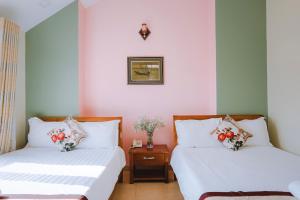 Postel nebo postele na pokoji v ubytování Nam Đông hotel