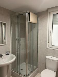 a bathroom with a shower and a toilet and a sink at Apartamento vistas al mar in Sant Carles de la Ràpita