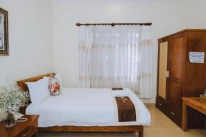 Postel nebo postele na pokoji v ubytování Nam Đông hotel