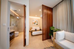 坎古TheHub Pererenan Coworking, Pool and Rooftop的酒店客房设有一张床、一个浴缸和一间浴室。