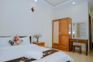 Postel nebo postele na pokoji v ubytování Nam Đông hotel