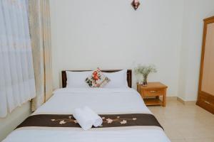 Postel nebo postele na pokoji v ubytování Nam Đông hotel