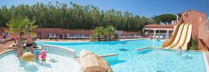 Bazén v ubytování Camping Tikayan Clau Mar Jo - Maeva nebo v jeho okolí