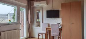 TV a/nebo společenská místnost v ubytování House Viktoria + 37 fotografií