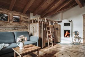 Ein Sitzbereich in der Unterkunft Alpzitt-Chalets