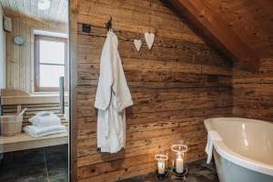 Ein Badezimmer in der Unterkunft Alpzitt-Chalets