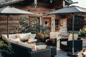 Ein Sitzbereich in der Unterkunft Alpzitt-Chalets