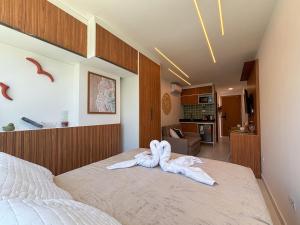 ein Schlafzimmer mit einem Bett und einem Handtuch darauf in der Unterkunft Flat Porto de Galinhas in Porto De Galinhas + 18 Fotos