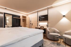 Postel nebo postele na pokoji v ubytování Hotel Baer & Post Zernez