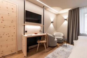 Postel nebo postele na pokoji v ubytování Hotel Baer & Post Zernez + 37 fotografií