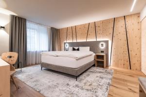 Ένα ή περισσότερα κρεβάτια σε δωμάτιο στο Hotel Baer & Post Zernez