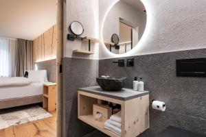 Ένα ή περισσότερα κρεβάτια σε δωμάτιο στο Hotel Baer & Post Zernez