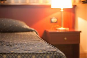 Voodi või voodid majutusasutuse Hotel Leonardo toas