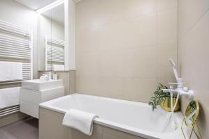 Bilik mandi di ALURE RESIDENCES 13 & 24h self check-in, fireplace,private parking in front of the apartment building included, new building, green area with meadows and forests +20 gambar