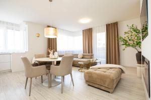 Χώρος καθιστικού στο ALURE RESIDENCES 13 & 24h self check-in, fireplace,private parking in front of the apartment building included, new building, green area with meadows and forests