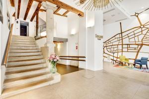 a staircase in a building with a lobby at Sercotel Calle Mayor in Logroño