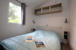 Postel nebo postele na pokoji v ubytování Camping Le Val de Trie