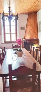 a dining room with a table with a flower in a basket at Casa Vacanze Iris e Aurora in Monti di Licciana Nardi +14 photos
